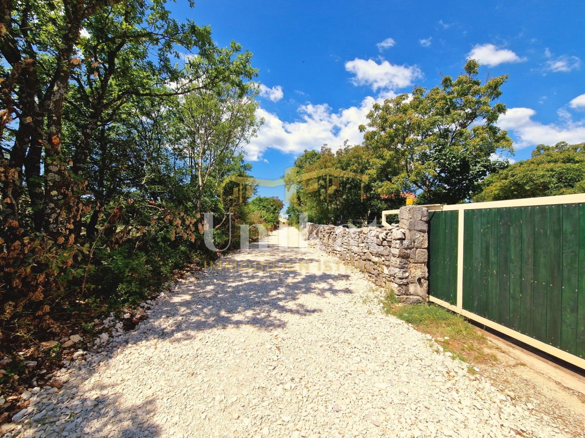 Autentica proprietà con casa in pietra e ampio terreno
